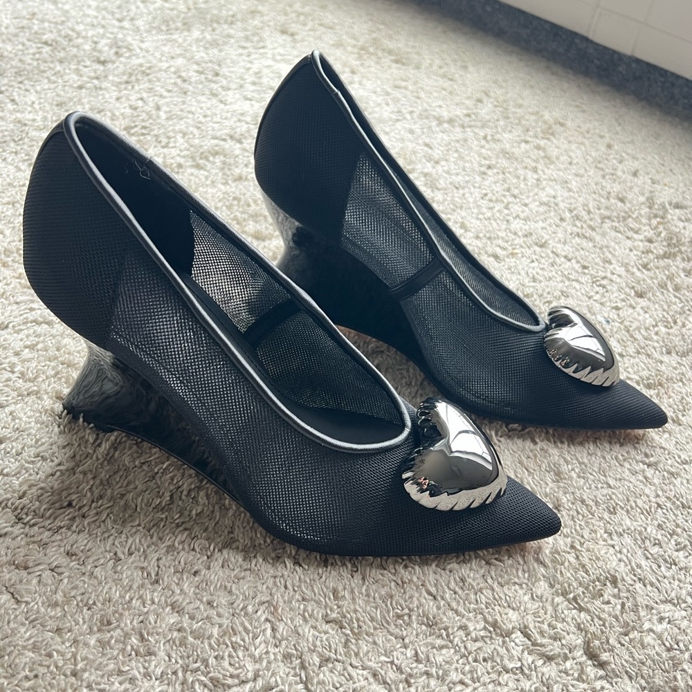 Katy Perry. New without tags. Size 8. Black Heels with Silver Heart - Picture 3 of 6